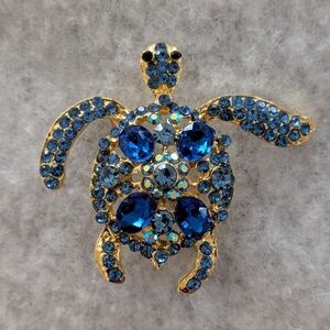 SWIMING SEA TURTLE BROOCH WITH RHINESTONES. 20TH CENTURY.